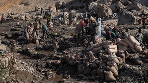 콩고 코발트 광산 채굴꾼 몰려 다리 붕괴…수십 명 사망