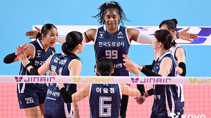 진에어 2025-2026 V리그 한국도로공사와 현대건설의 경기에서 한국도로공사 모마 등 선수들이 득점에 성공한 뒤 기뻐하고 있다 (사진=한국배구연맹 제공,연합뉴스)