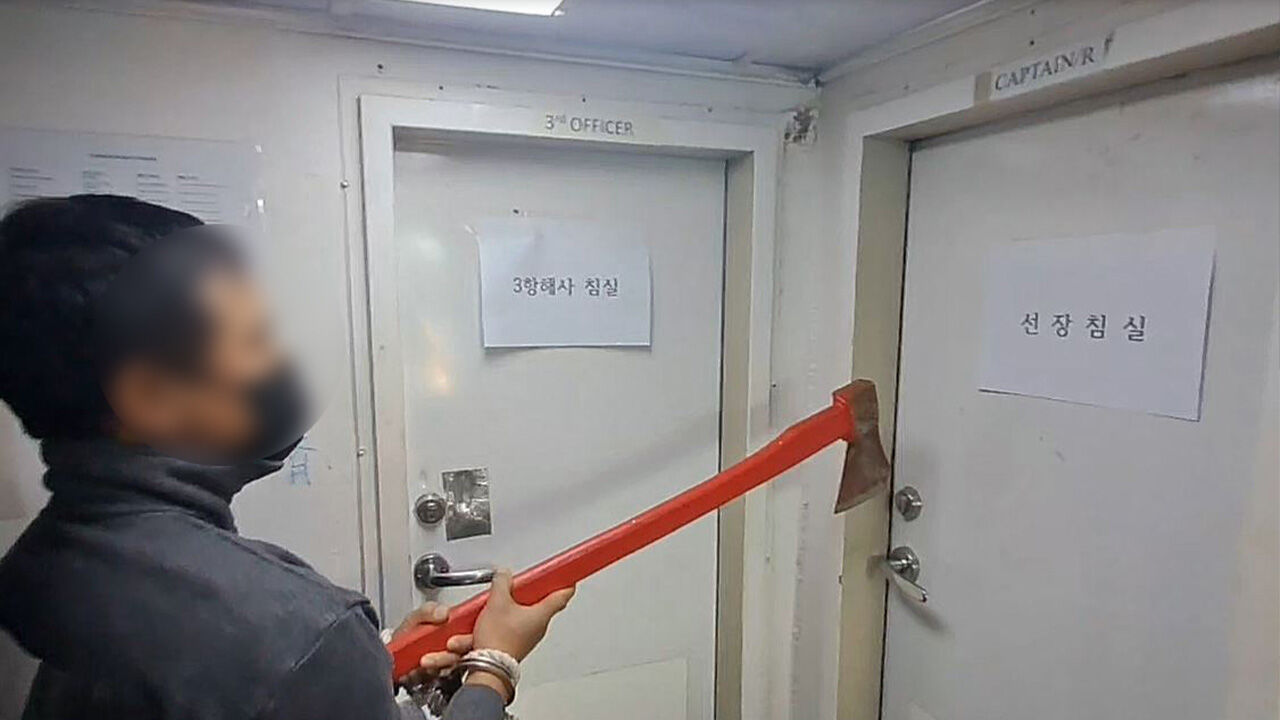 부산 앞바다서 도끼 들고 선상 난동 부린 베트남인 3명 구속