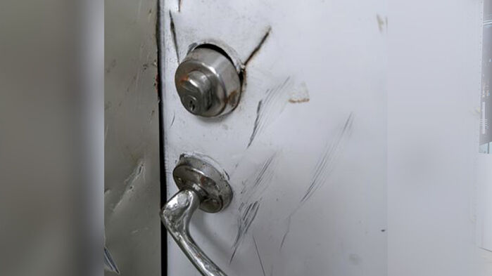 도끼로 부수려던 문