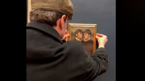 모나리자 옆에 자기 얼굴 '슥'…또 뚫린 루브르