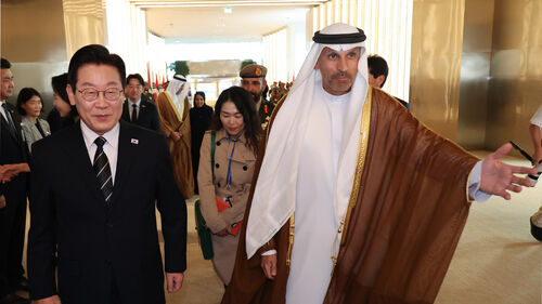 이 대통령 UAE 도착…전투기 4대 호위 '국빈 방문'