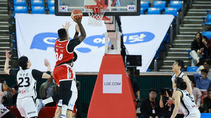 워니, 연장 종료 9초 전 결승골.. SK, kt 잡고 공동 5위로