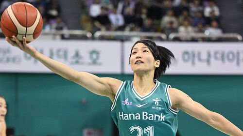 '이상범호' 하나은행, '위성우 매직' 우리은행 21점 차 대파