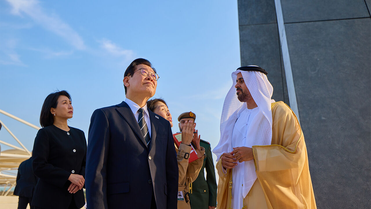 이 대통령, UAE 현충원 추모…그랜드모스크 초대 대통령 영묘 방문