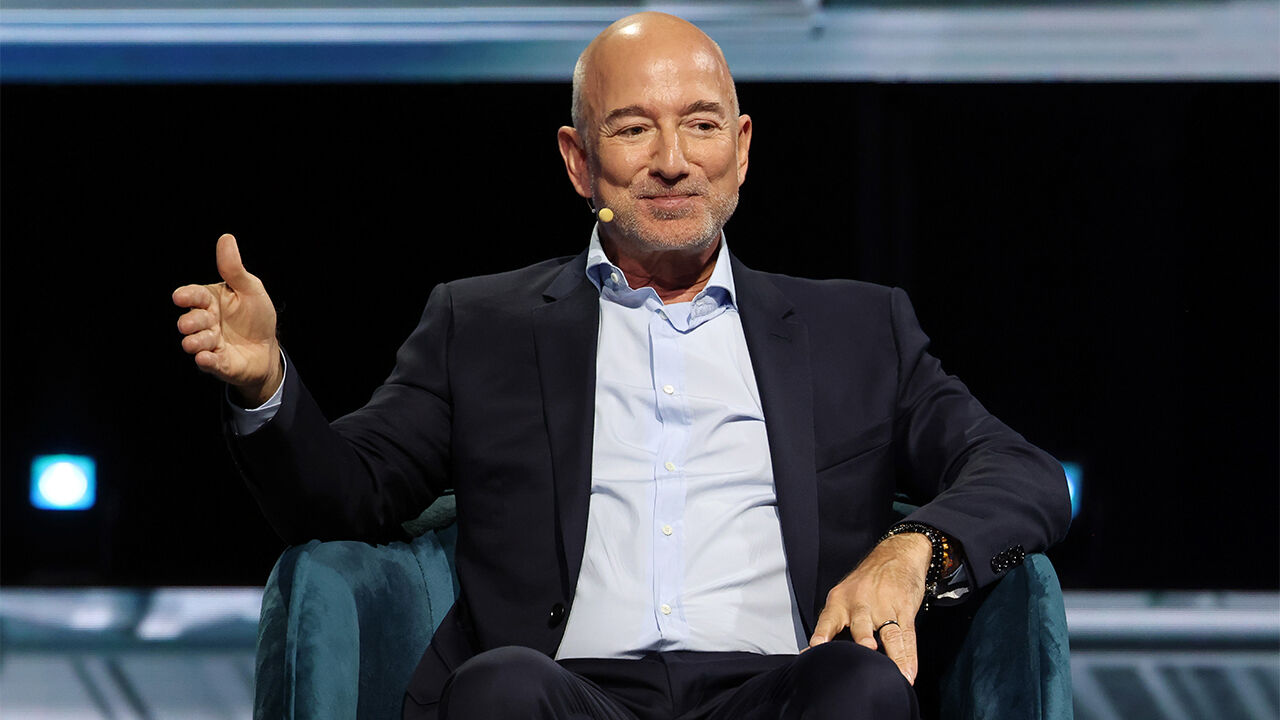 NYT "아마존 창업자 베이조스, AI 스타트업 CEO로 경영 일선 복귀"