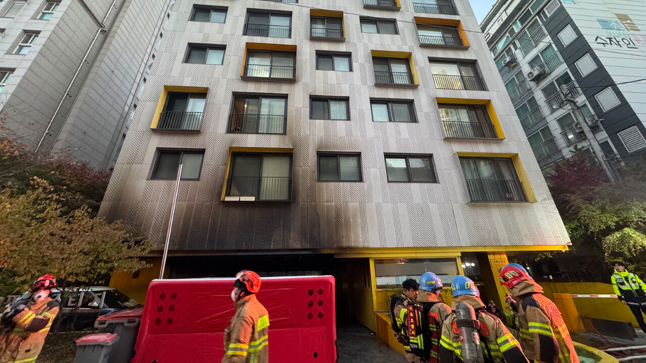 서초구 아파트 주차장에 불…2층서 뛰어내린 주민 1명 이송