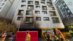 불길 휩싸인 아파트 주차장…2층서 뛰어내린 주민 이송