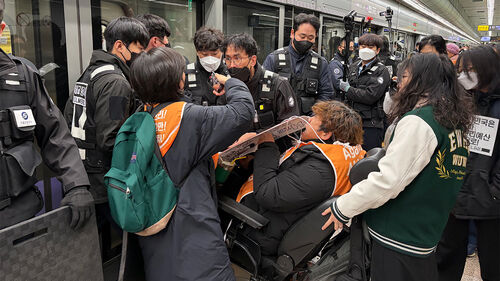 전장연 시위에 5호선 광화문역 무정차…출근길 혼란