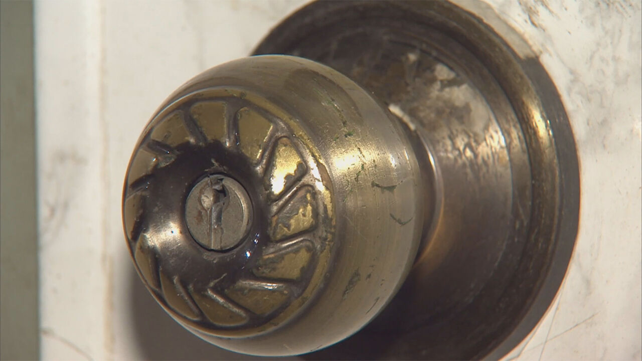 옆집 노인 문앞에 가구 쌓아 출입 방해한 70대…대법 "감금죄"