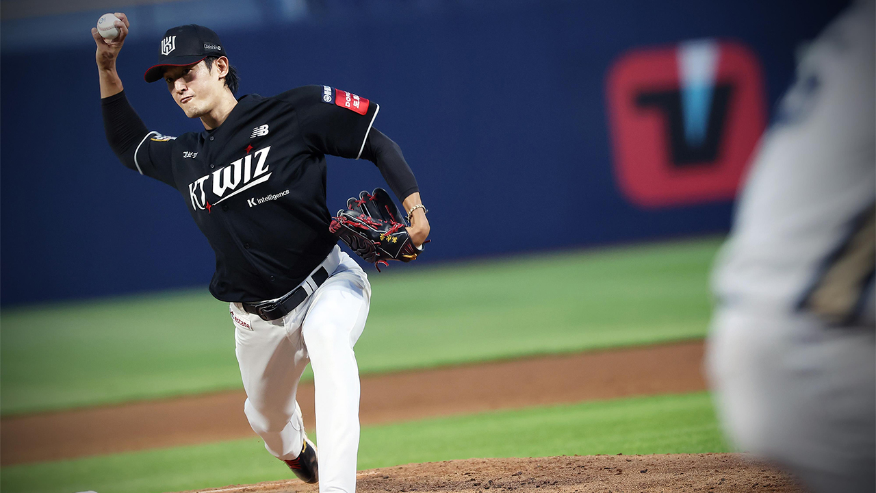 kt 고영표, 토종 투수 처음으로 KBO 수비상 수상