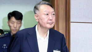 경호처 간부 "윤, '지지율 올라가니 설 명절까지만 버티라' 해"