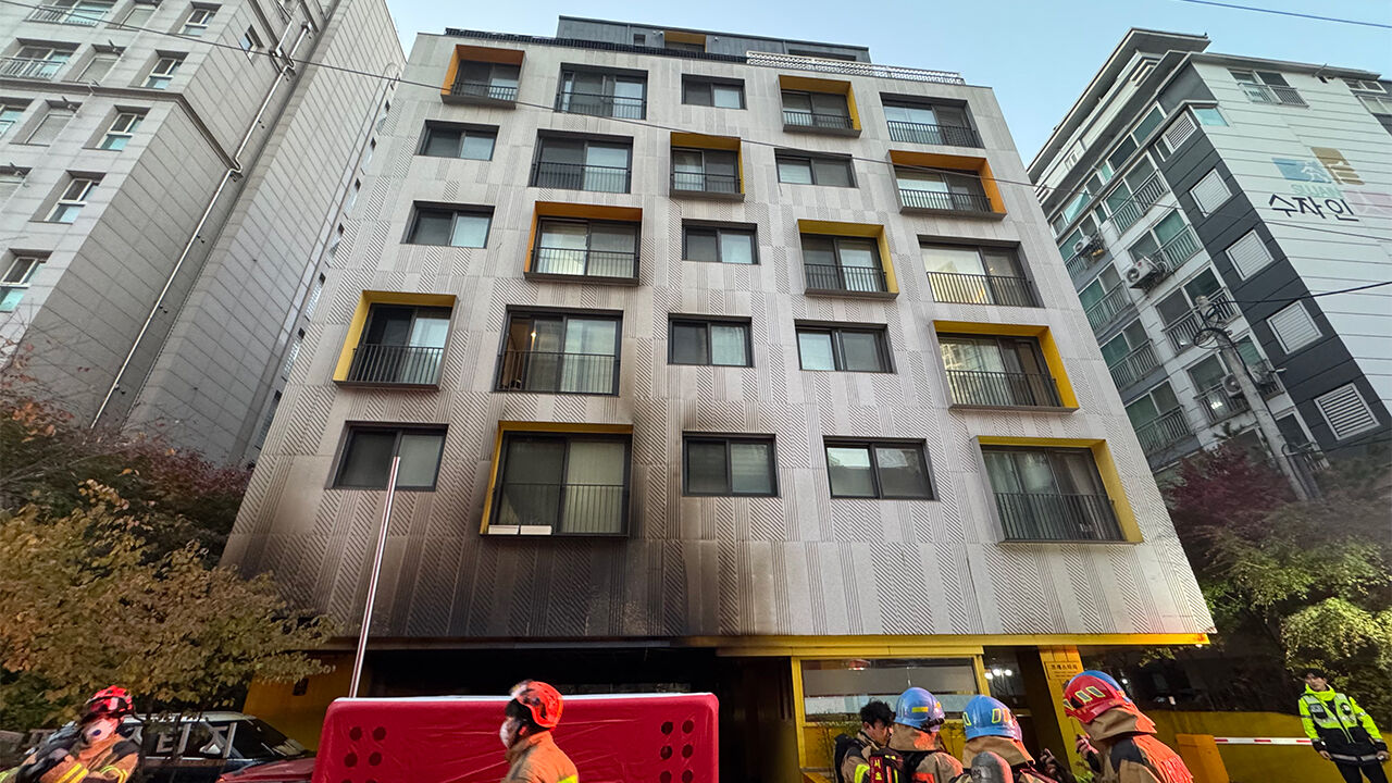 서초구 아파트 주차장에 불…2층서 뛰어내린 주민 1명 이송