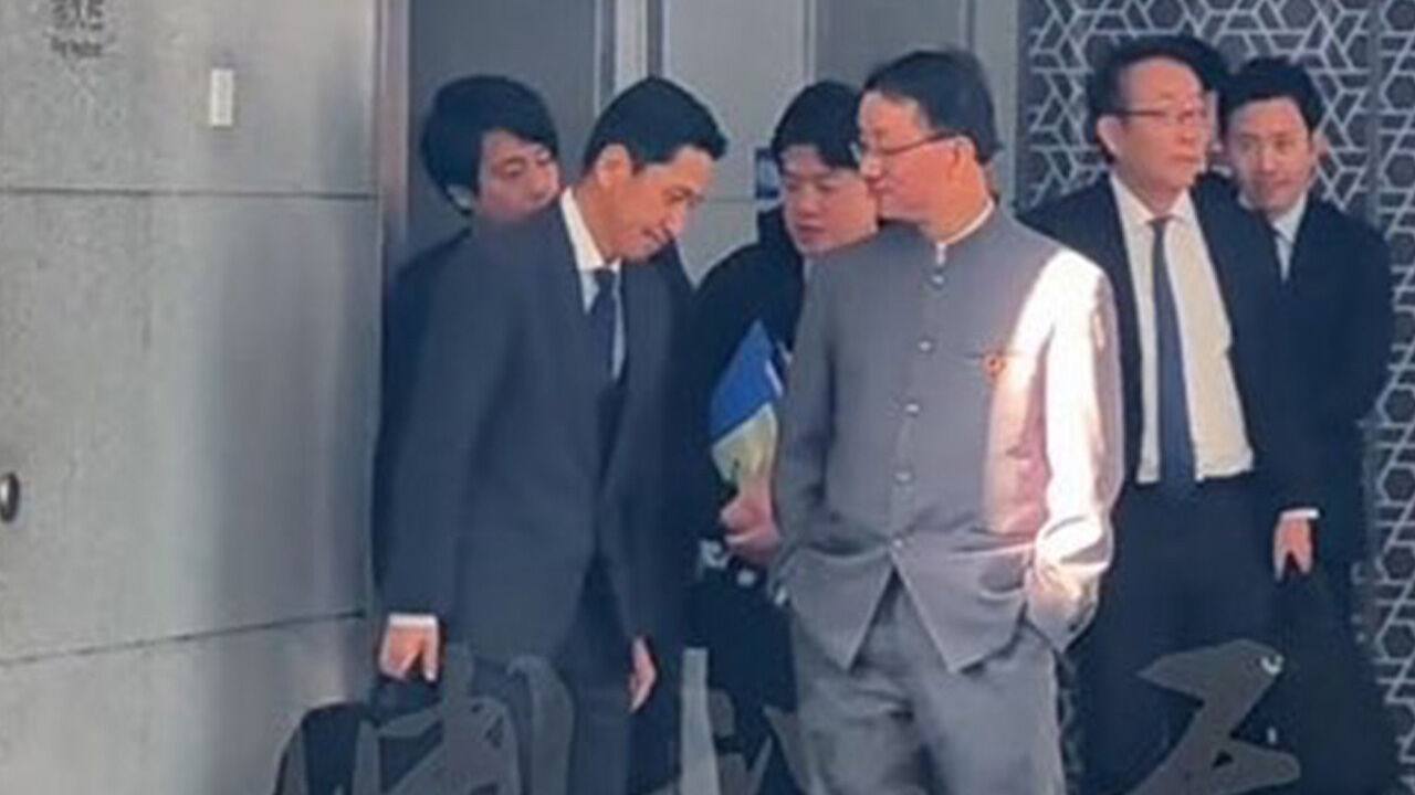 중국은 '주머니에 손'·일본은 '고개 푹'…동영상 공개 의도적?