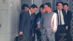 중국은 '주머니에 손'&middot;일본은 '고개 푹'&hellip;동영상 공개 의도적?