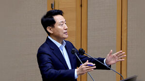 "한강버스 책임져야" vs "가짜뉴스 법적 대응"