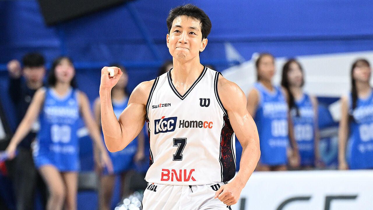 '허훈 28점' KCC, 연장 끝 가스공사 격파…3위 도약