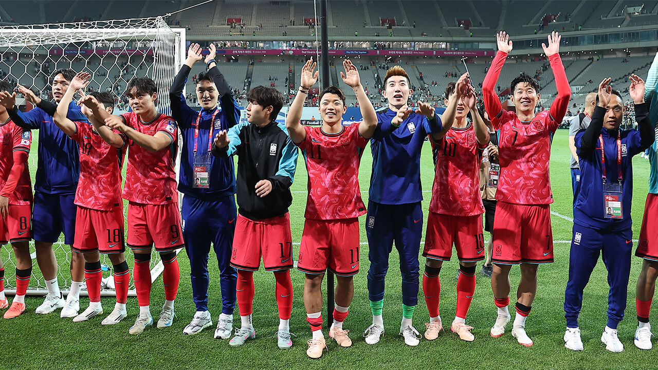 한국 축구 국가대표팀 선수들이 지난 6월 10일 서울월드컵경기장에서 열린 11회 연속 월드컵 본선 진출 축하 행사에서 관중들을 향해 손을 흔들고 있다. (사진=연합뉴스)