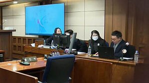 머리 푼 김건희 "건강 이상"…재판부, '침대' 설치하더니