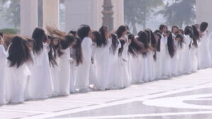 긴 머리 풀어헤치고 '휙휙'…이 대통령 환영식 깜짝 장면