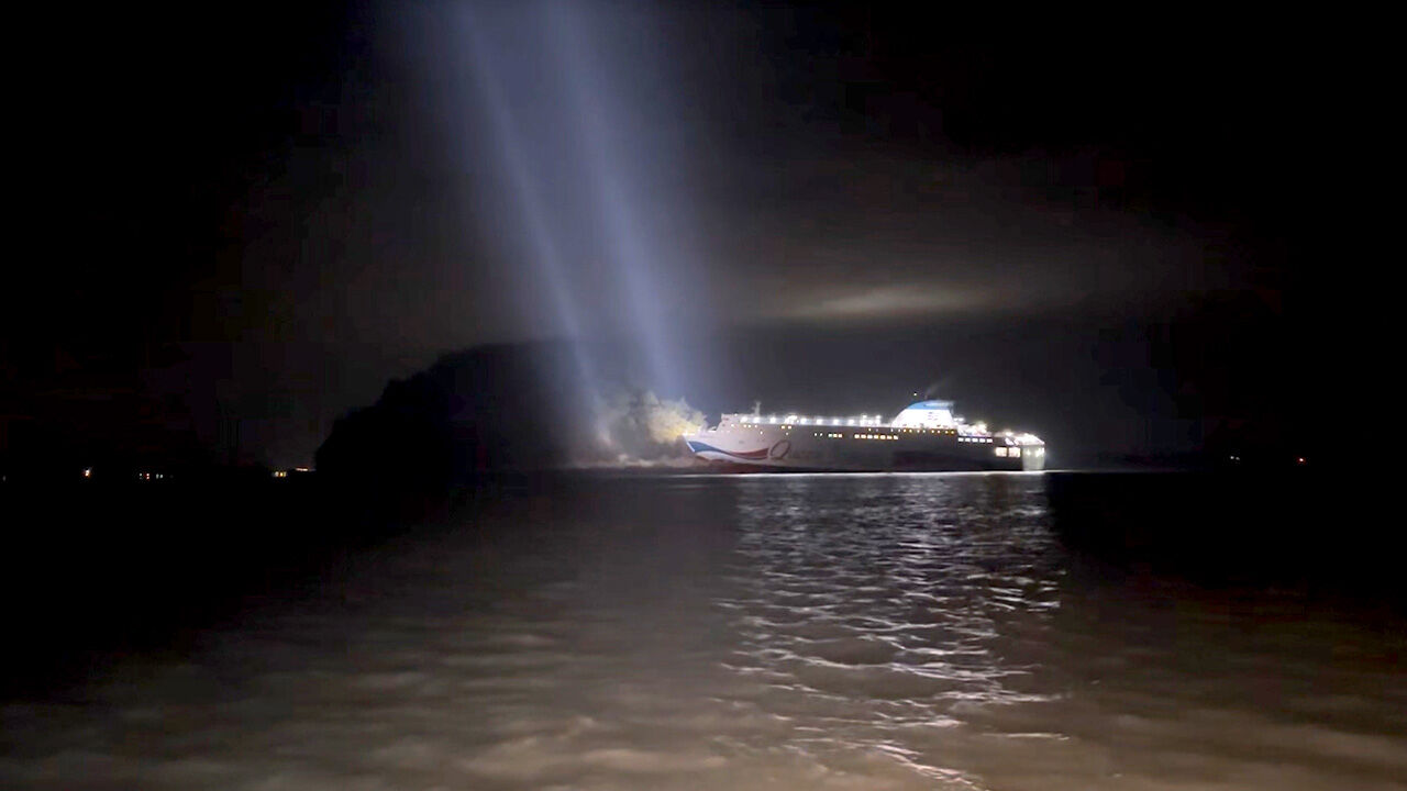 [속보] 해경 "신안 좌초 여객선 인명 피해 없을 듯…침수 안 돼"