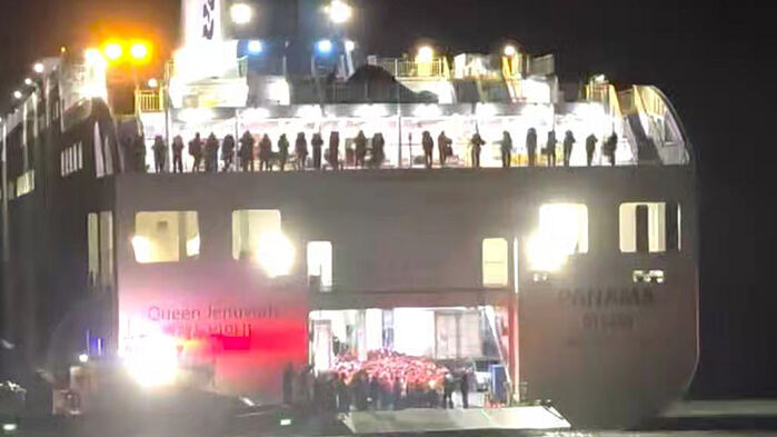 19일 오후 8시 17분쯤 전남 신안군 장산도 남방 족도에 여객선 퀸제누비아2호가 좌초돼 해경이 구조 작업을 벌이고 있다. (사진=목포해경 제공, 연합뉴스)