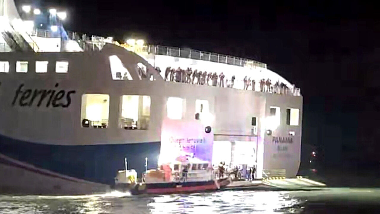 19일 오후 8시 17분쯤 전남 신안군 장산도 남방 족도에 여객선 퀸제누비아2호가 좌초돼 해경이 구조 작업을 벌이고 있다. (사진=목포해경 제공, 연합뉴스)