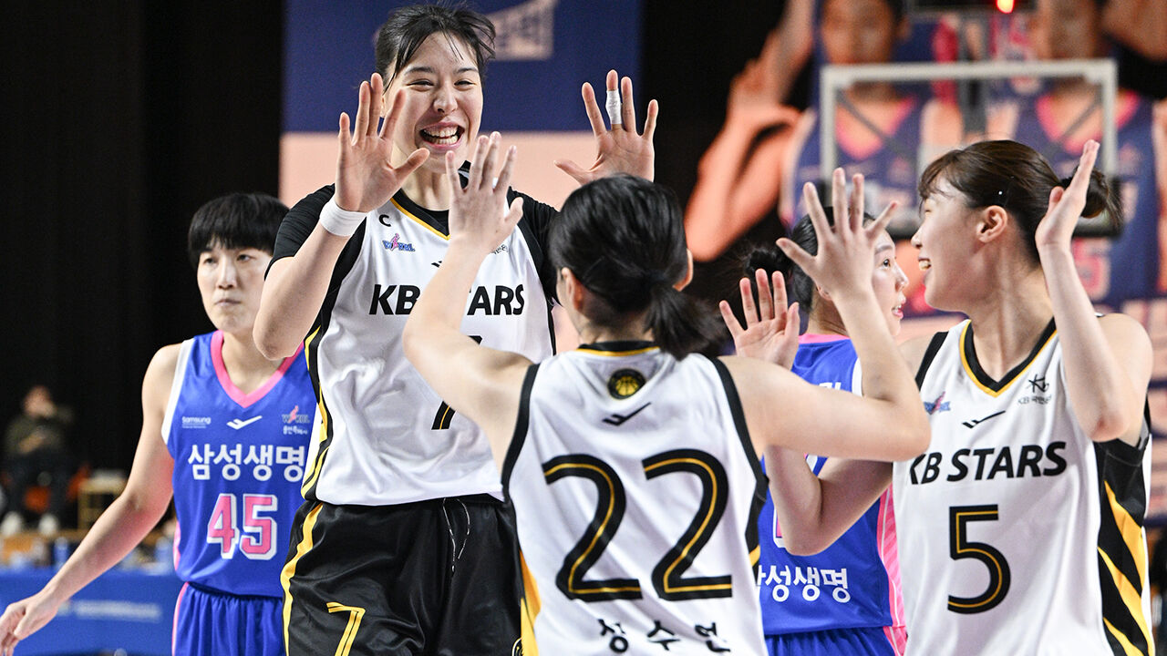 KB, 삼성생명 꺾고 시즌 첫 승…돌아온 박지수 7점 6리바운드