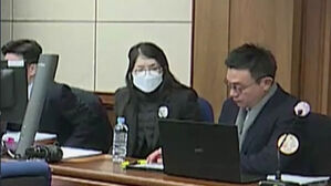 머리 풀고 간이침대서 재판…문자·영수증 공개