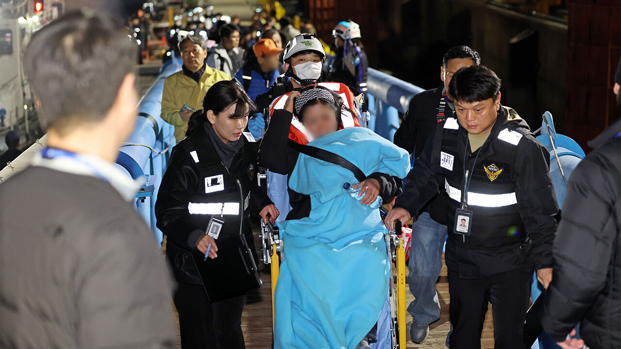 19일 오후 전남 목포시 목포해양경찰서 전용 부두로 여객선 퀸제누비아2호 탑승객들이 구조돼 놀란 가슴을 쓸어내리며 이동하고 있다. (사진=연합뉴스)