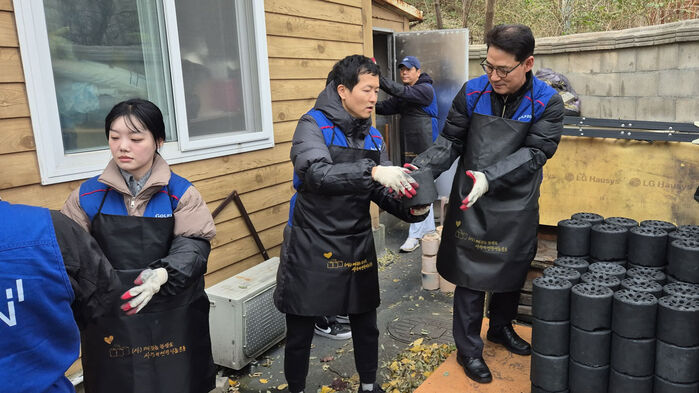 골프존그룹, 서울에서 '연탄 배달·김치 나눔' 등 봉사 활동