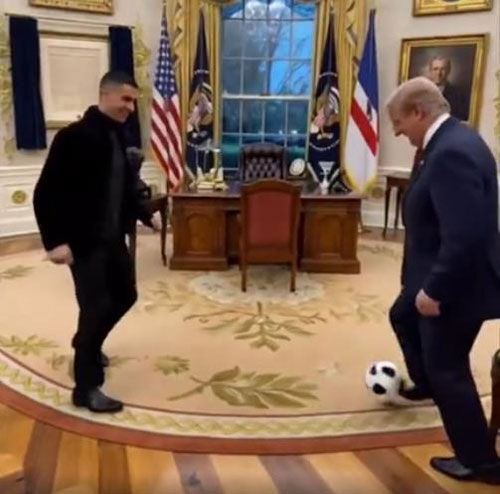 도널드 트럼프 미국 대통령과 크리스티아누 호날두가 축구하는 모습을 담은 AI 영상 (사진=트럼프 트루스소셜 캡처, 연합뉴스)