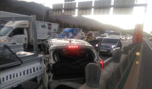 중부고속도로 동서울TG 부근서 6중 추돌…1명 사망