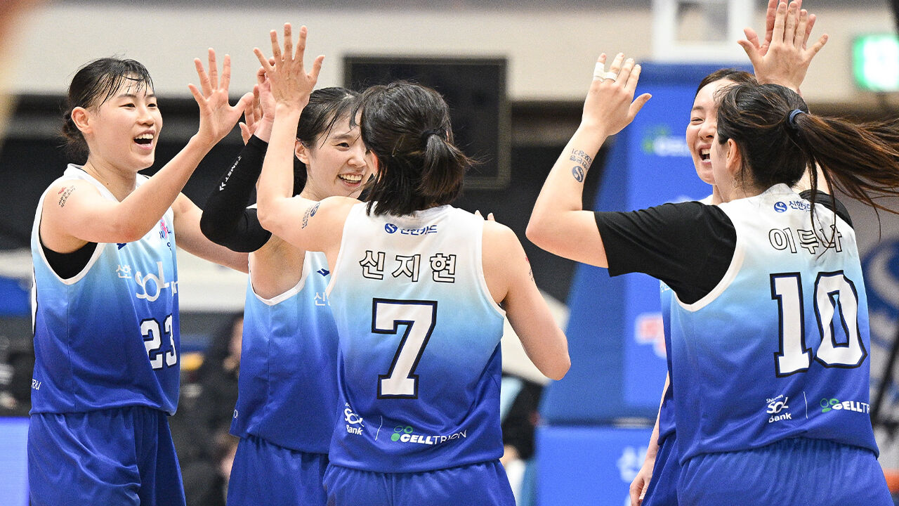 새 사령탑 맞대결…최윤아의 신한은행, 하나은행 제압