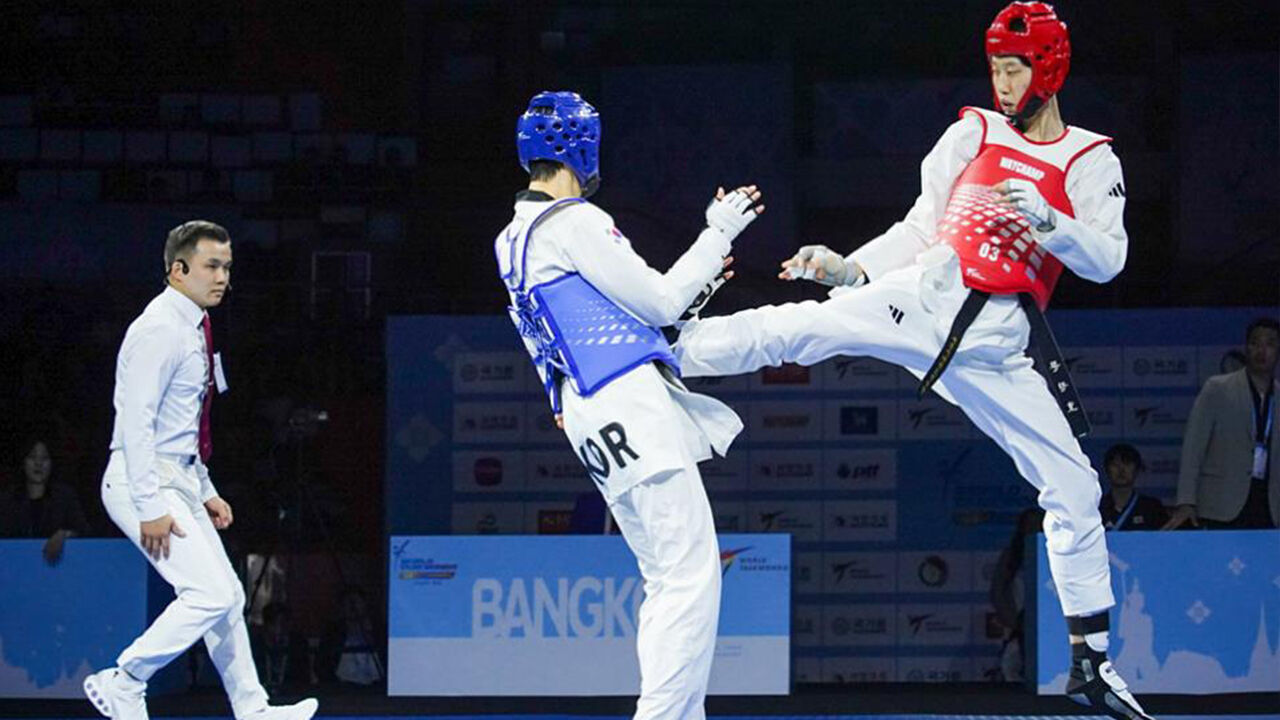 문진호(오른쪽)가 21일 2025 월드태권도 그랑프리 챌린지 남자 68㎏급 결승에서 장준에게 공격을 시도하고 있다. (사진=세계태권도연맹 제공, 연합뉴스)
