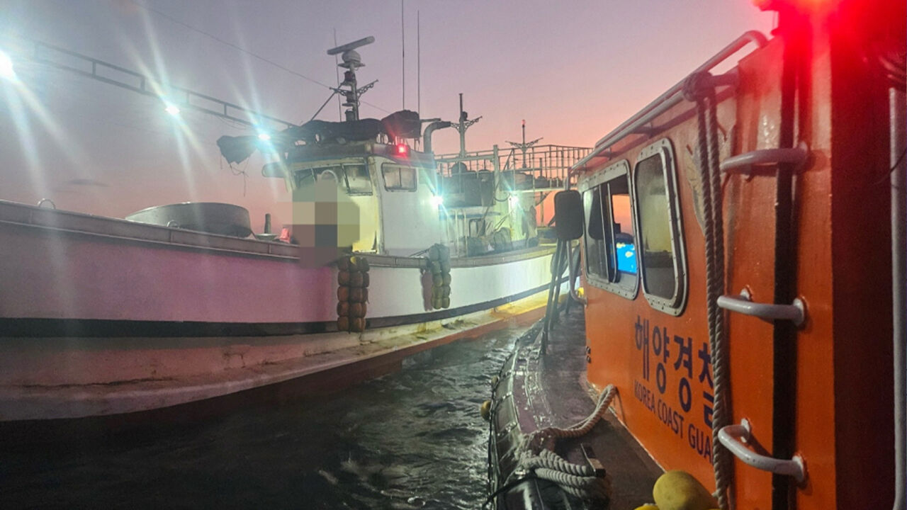 완도서 소형 어선 좌초…승선원 4명 무사히 구조