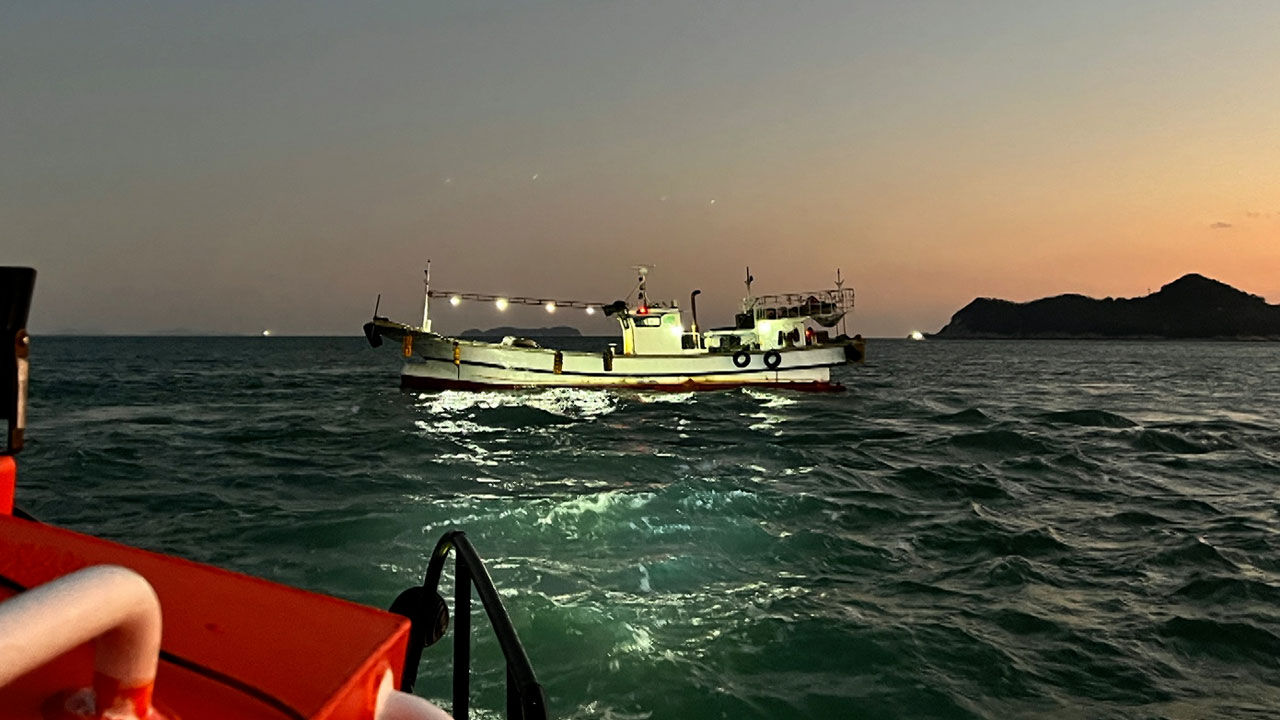 전남 완도군 인근 암초에 걸려 좌초한 소형 어선 (사진=완도해양경찰서 제공)