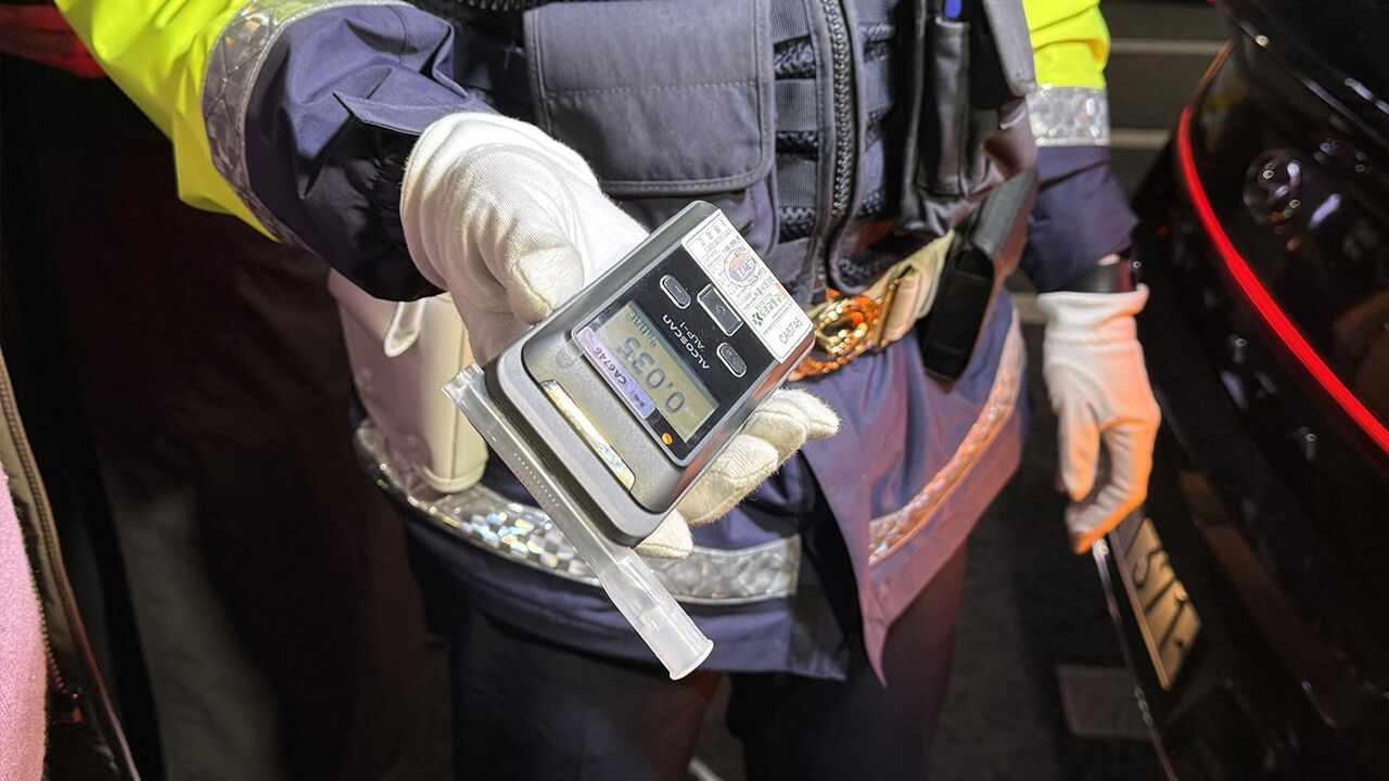 21일 서울 유흥가에서 경찰이 실시한 음주 단속에서 면허정지 수준 혈중알코올농도가 측정됐다.