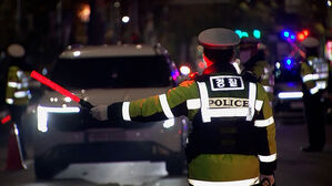 운전석 밖 밀쳐진 채 100초&hellip;핸들 꺾고 '쾅쾅' 결국