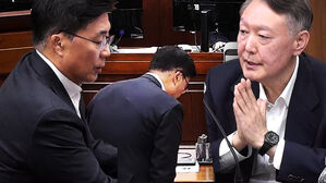 윤 주절거림에 '후우우' 긴 한숨…홍장원이 재판서 보인 모습