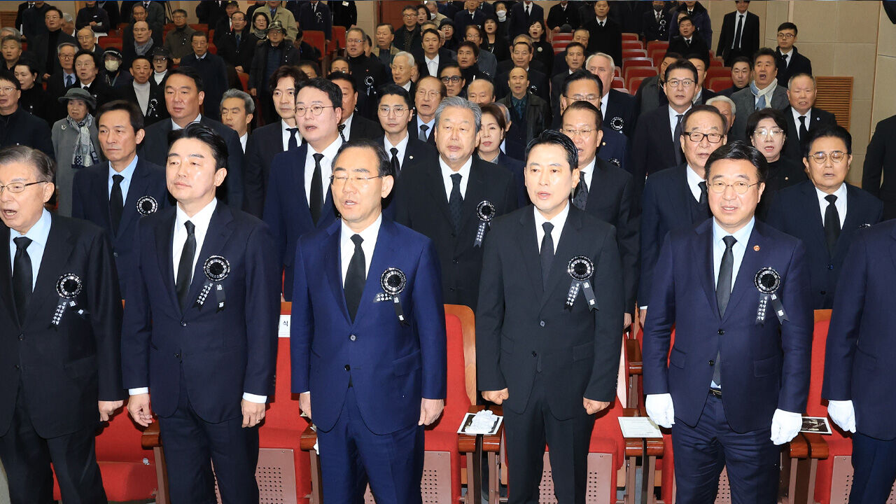 조국 "김영삼 정치는 혁신당 DNA"…국힘 "YS는 표창장 위조 안 해"