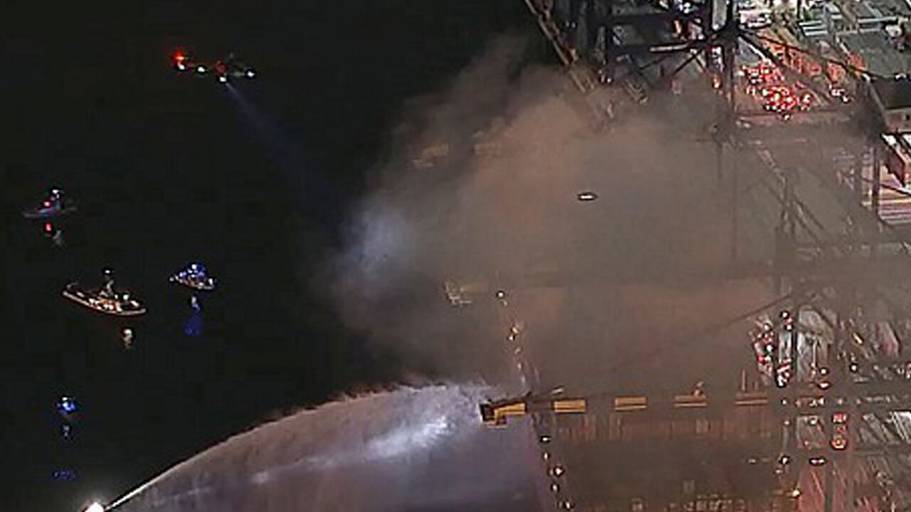 미 LA항 대형 컨테이너선 화재…일부 터미널 운영 중단