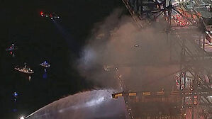 미 LA항 대형 컨테이너선 화재&hellip;일부 터미널 운영 중단