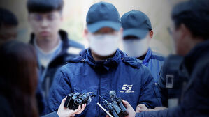 얼굴 가리고 고개 '푹'…'휴대전화 딴짓' 항해사, 승객에 전한 말