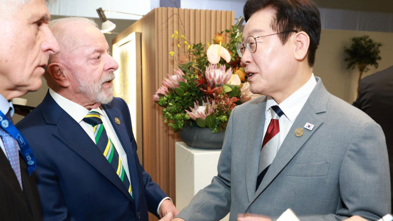 이재명 대통령이 G20 정상회의가 열린 남아프리카공화국에서 루이스 이나시우 룰라 다시우바 브라질 대통령과 환담을 나누고 있다. (사진=G20 조직위 제공, 연합뉴스)