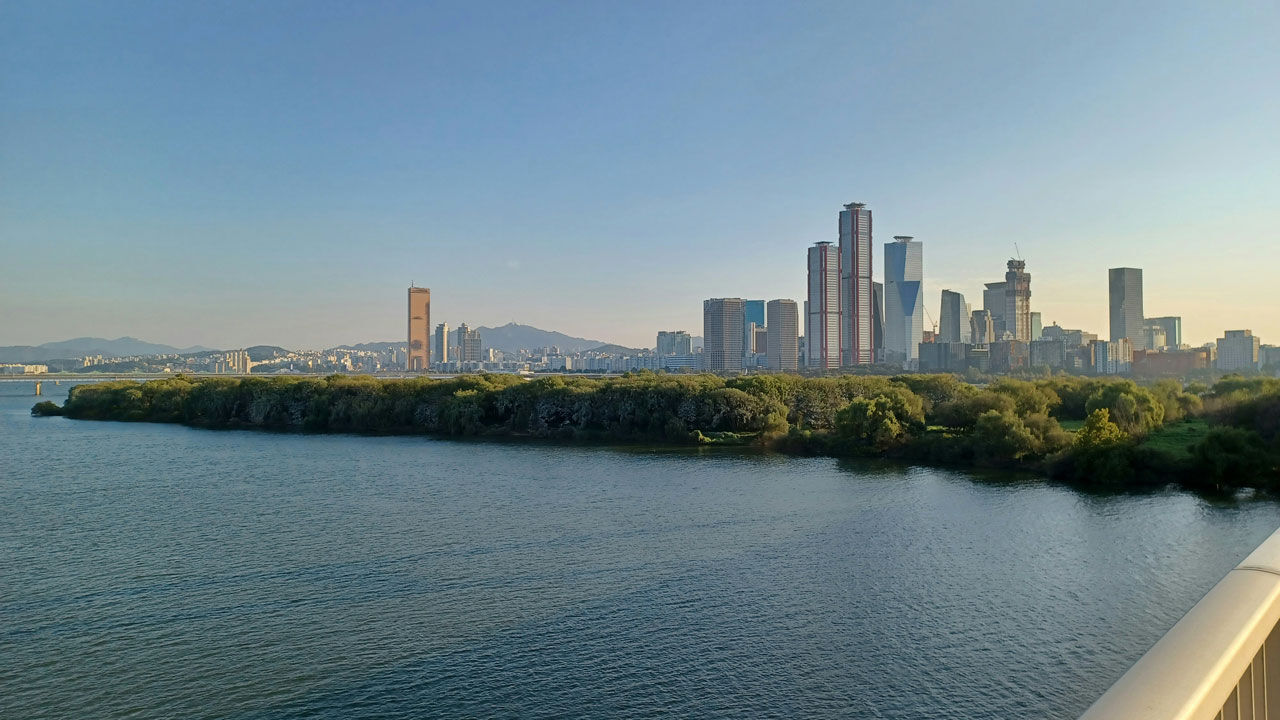 밤섬 인근서 보트 한강 바닥에 걸려…탑승자 6명 전원 구조