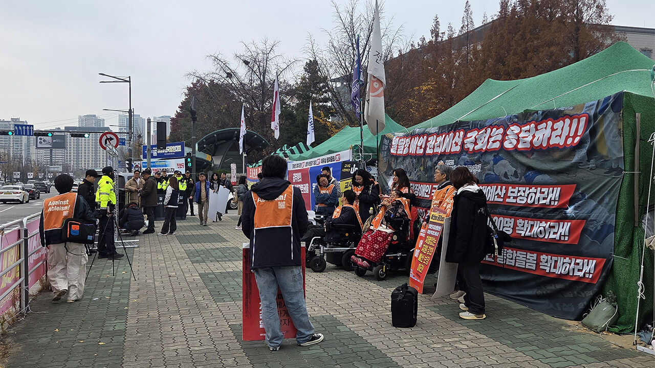 전장연, 1호선 영등포역서 탑승 시위…출근길 열차 운행 지연