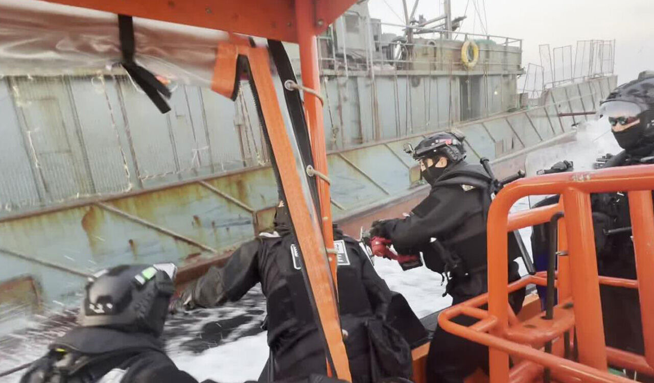 16명 탄 중국 어선…쇠창살·철조망 달고 도주 시도