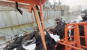 16명 탄 중국 어선…쇠창살·철조망 달고 도주 시도