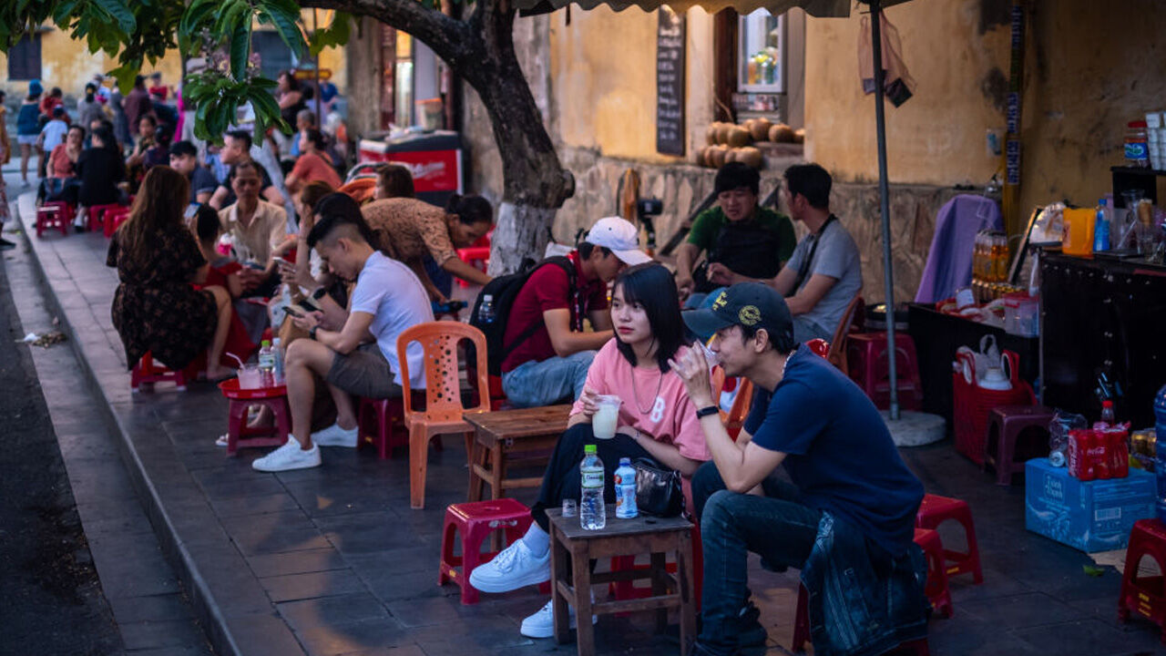 대형가방에 한국인 시신…"이상한 냄새" 몰려들자 줄행랑